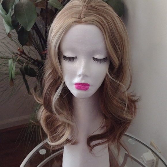 Wigs - Picture 1 of 3